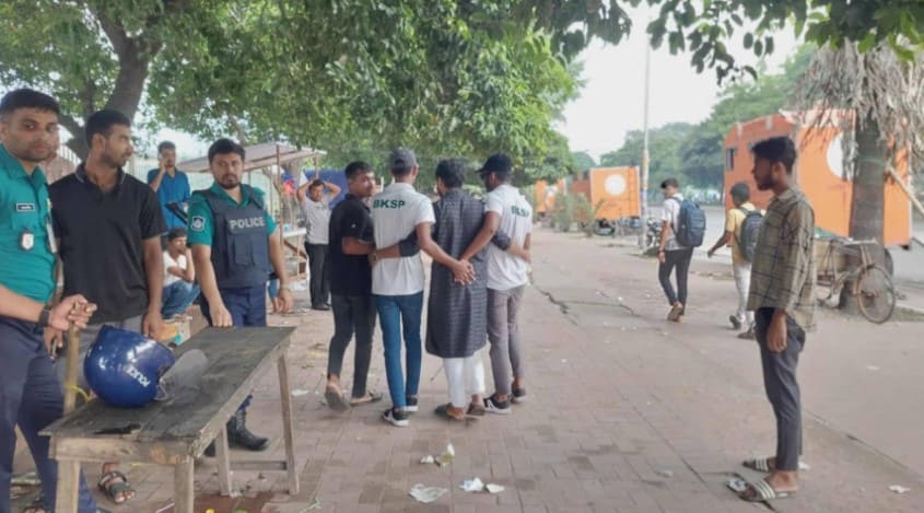 জুলাই সনদ স্বাক্ষর অনুষ্ঠান ঘিরে সংঘর্ষ : আসামি ৯০০ 2 জুলাই সনদ স্বাক্ষর